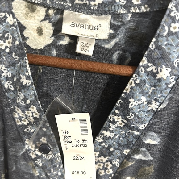 Blue Floral Avenue Blouse - Picture 3 of 4